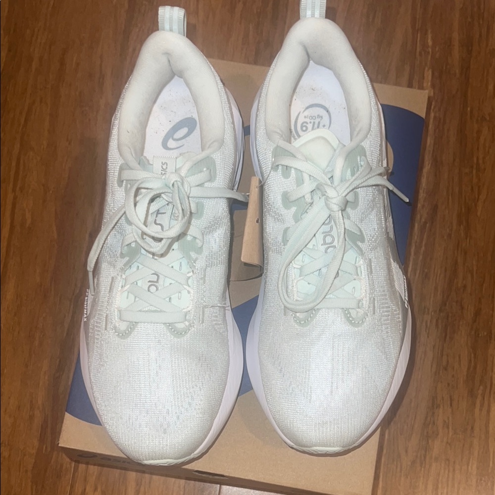ASICS Novablast 5 Women’s Size 9